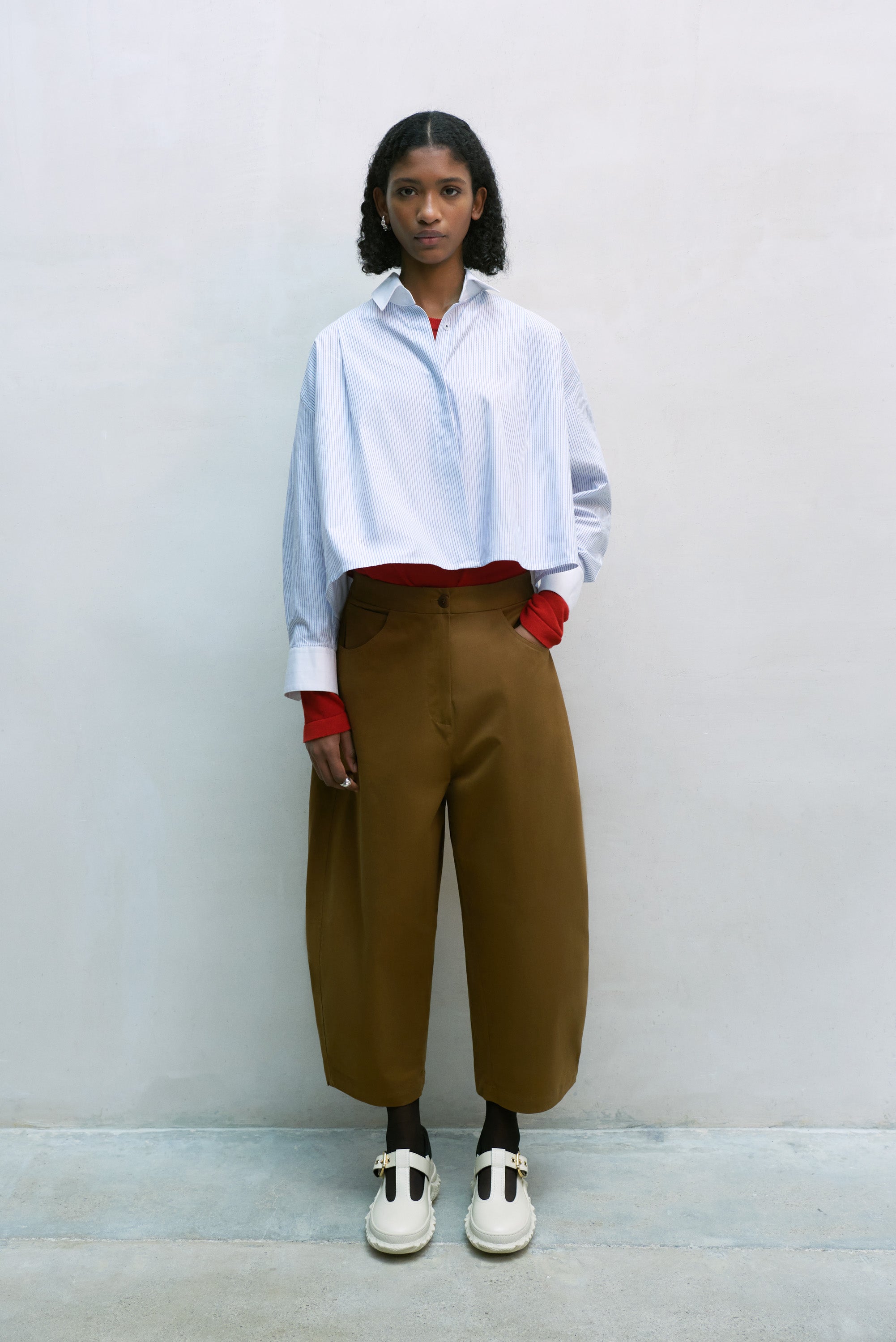 CROPPED CURVED PANTS