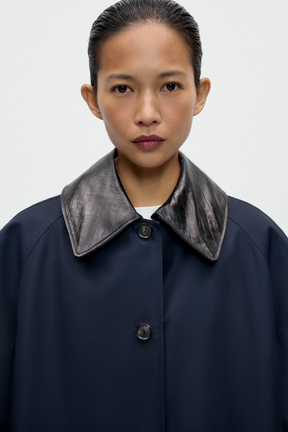 LEATHER COLLAR TRENCH COAT image 2