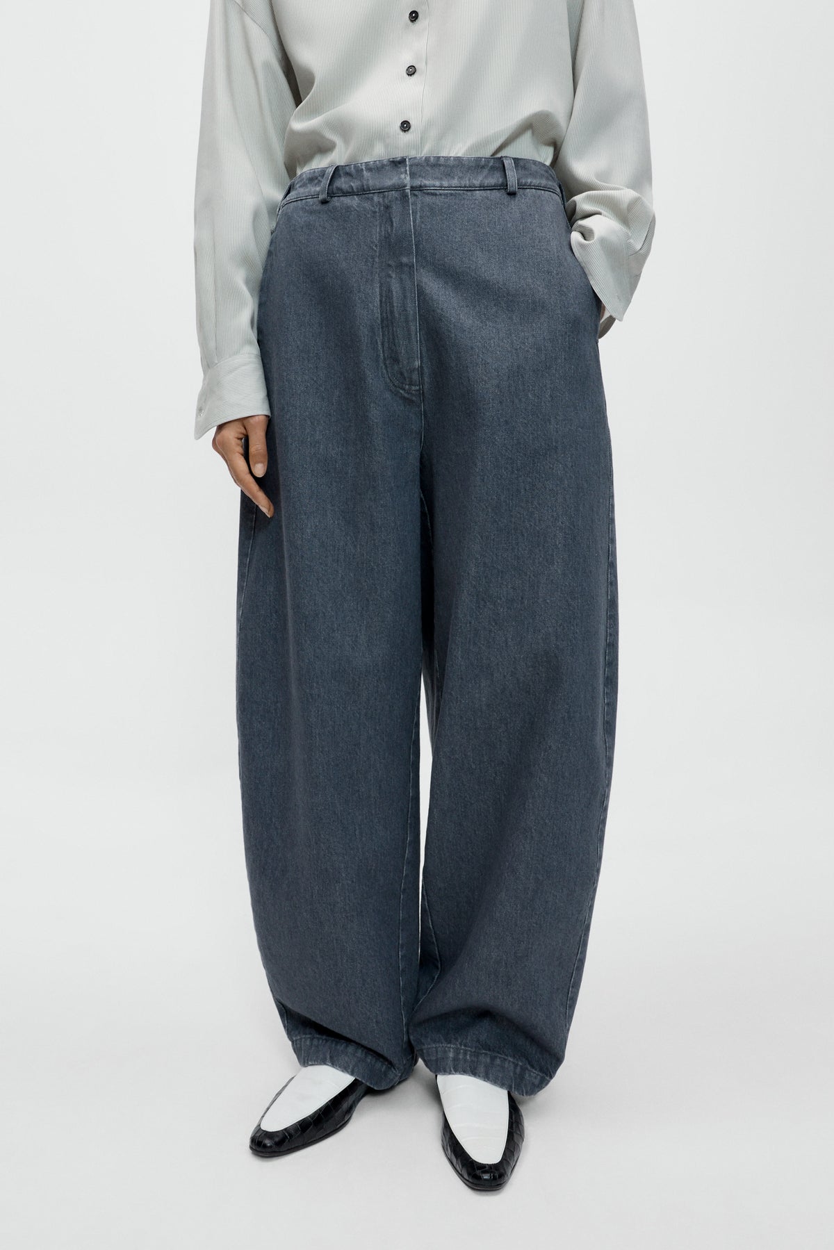 PANTALÓN CURVED DENIM LAVADO image 2