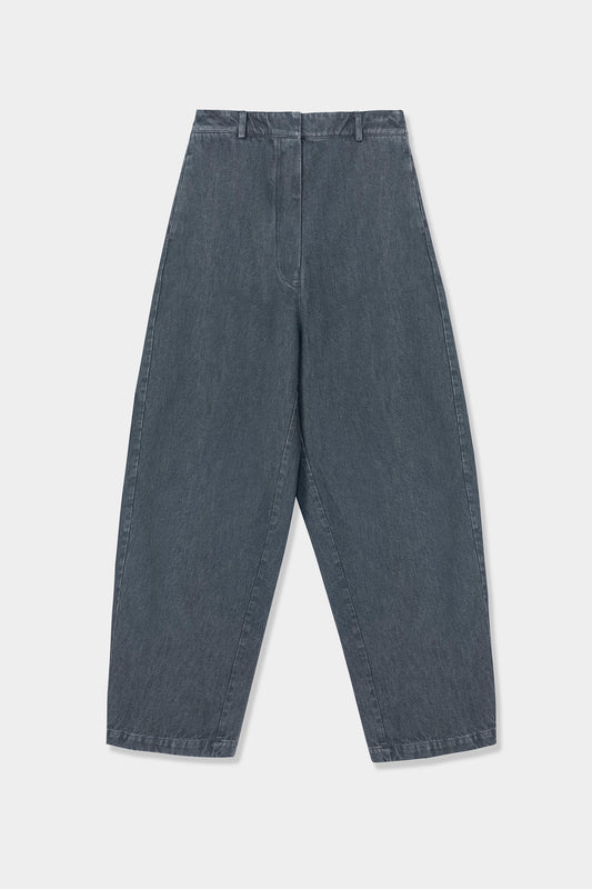 PANTALÓN CURVO EN DENIM LAVADO